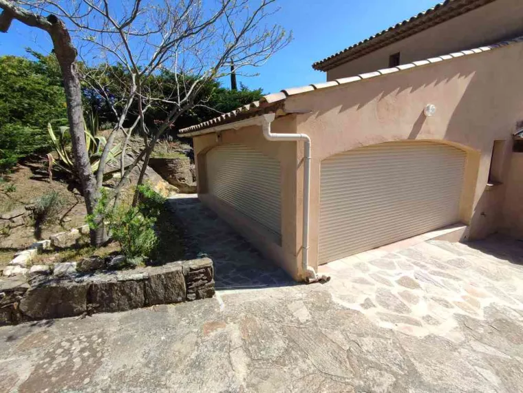 Fermeture de terrasse avec volets roulants à Cavalaire-sur-Mer, Saint-Tropez, PJ Fermetures